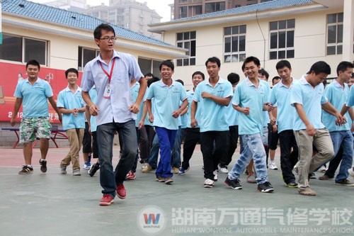 郭老師帶著同學們跳起了拓展訓練體操