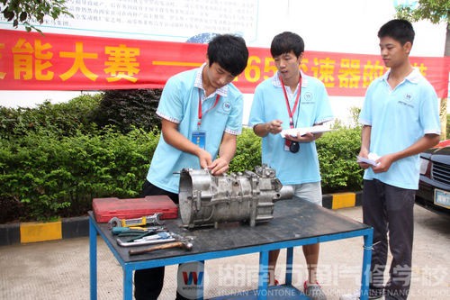 比賽現(xiàn)場,學生擔任裁判員責任重大
