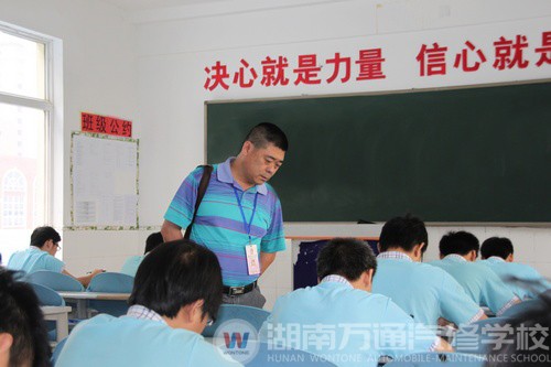 國(guó)家考評(píng)員在對(duì)學(xué)子考場(chǎng)進(jìn)行督察