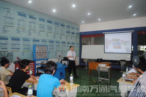 萬通名師在比賽現場精彩說課