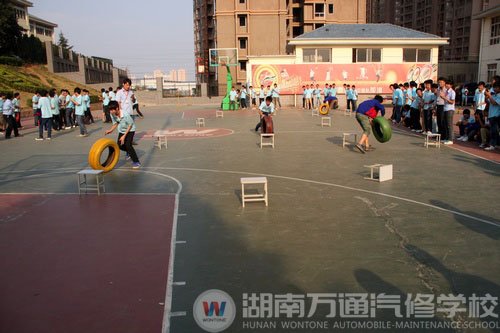 同學們在財源滾滾比賽中團結一心