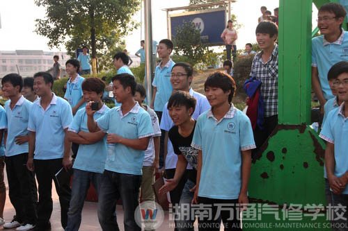 同學們興致盎然的觀看比賽