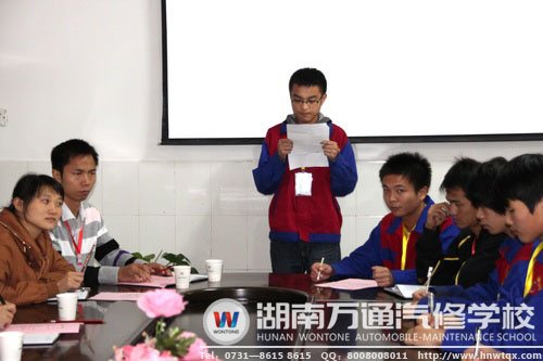 校學生會生活部副部長姜亦峰宣讀委員會的建制