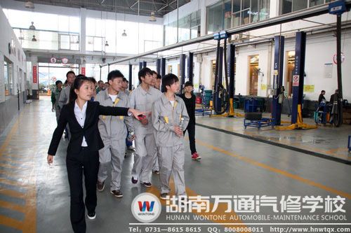 申湘旗下4S店的售后總監為同學們介紹工作流程