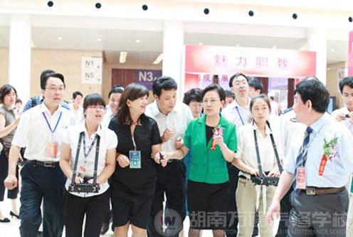 教育部魯昕副部長參觀職業(yè)教育成果展