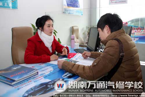 咨詢老師詳細介紹學(xué)生咨詢的設(shè)備、就業(yè)、上課等問題