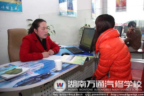 咨詢老師根據(jù)參觀新生的實際情況，為其介紹學(xué)校新專業(yè)的詳細情況并提供合理的選擇建議，