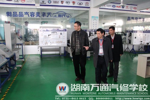 馬湘濱副會長在潘助理的介紹下了解學校實訓設備