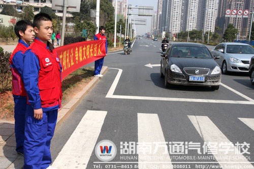 學子們精神抖擻當文明勸導員