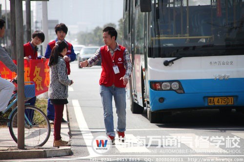 學子們正提醒一名過路行人