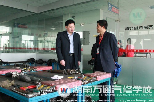 陳書記向湖南交通職院周院長介紹學校實訓相關情況