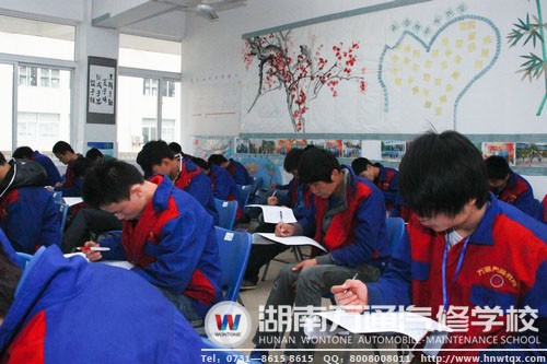 筆試考場，學子們認真作答