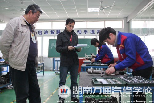 國家考評員現(xiàn)場查看學子實際操作