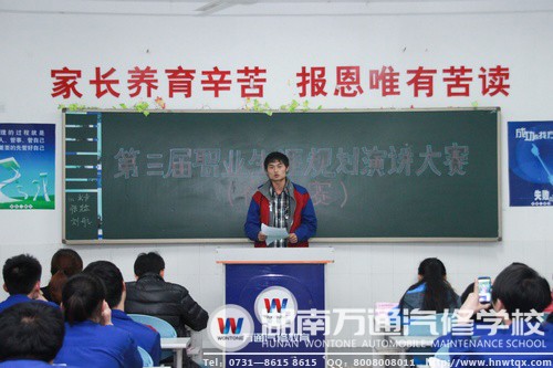 瞧，臺下的同學都舉起了手機為選手拍照