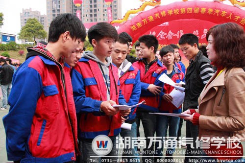 畢業生在招聘會上與企業負責人交流，初露鋒芒