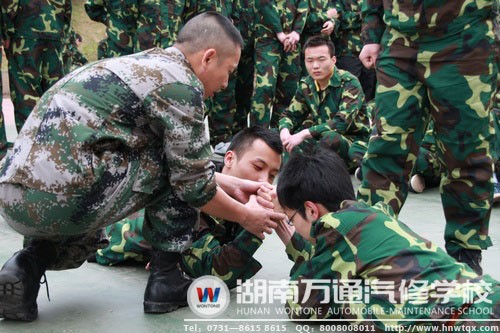 練習之余，教官與新生互動