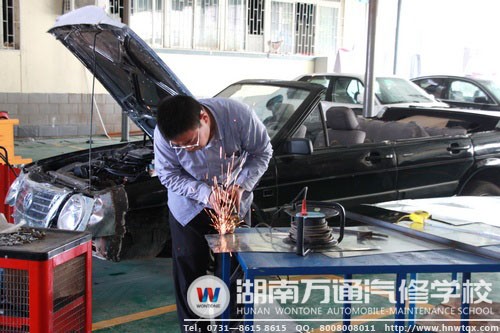悉心指導學生的李玉棟老師