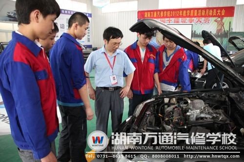 王國慶在高級轎車實訓中心指導學生
