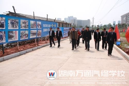校園過道旁的“學生成長足跡”引起了各院校領導的興趣