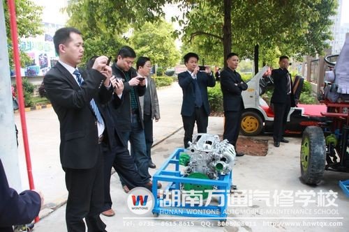 各院校領導對我校改裝車之一很關注