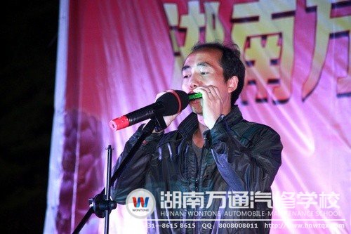 口琴表演再次顯示出萬通學子的多才多藝