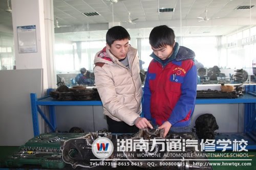 萬通專業老師細心指導學生