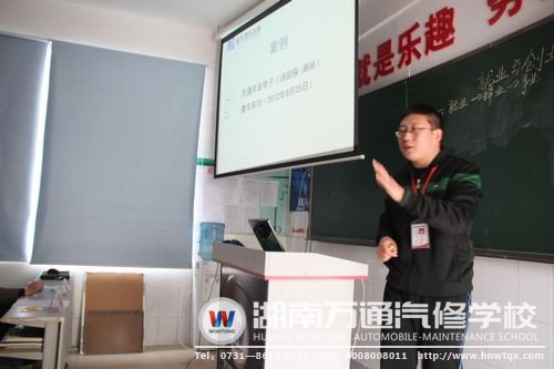 夏老師在大賽中講解創業案例分析