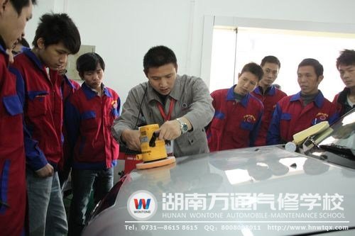 萬通學子在老師的專業指導下學習汽車美容
