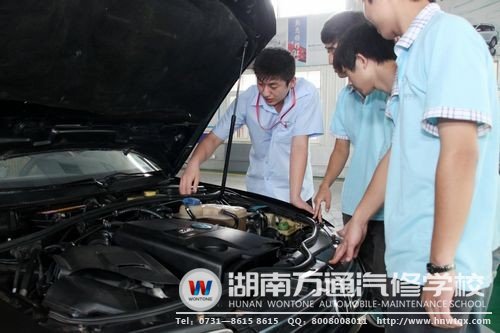 圖為萬通專業教師手把手指導學生