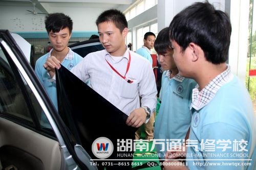 汽車美容課程上，老師正為學生解疑答惑