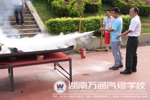 在老師的教導下，同學們學會了如何正確使用滅火器，并對消防安全有了更深的認識