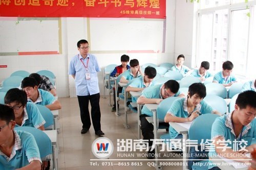 筆試考場內，學子們認真作答