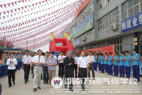 萬通汽修學生熱烈歡迎各位專家
