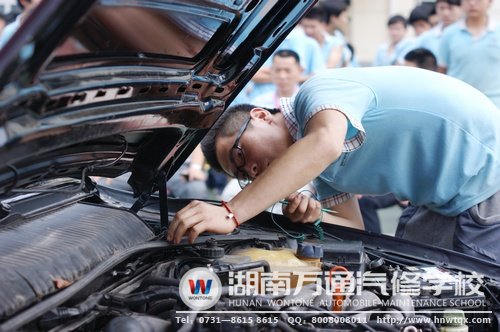 整車修復協會的學子為大家展示如何解決雨刮器故障