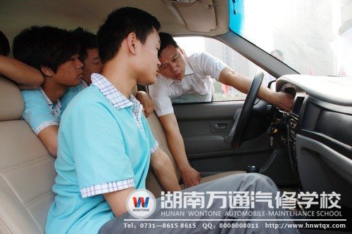 上車后，教練教導(dǎo)同學(xué)們正確“坐車”