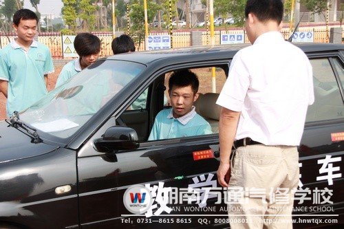 不懂就問，中專9班的同學(xué)們向教練請(qǐng)教開車問題