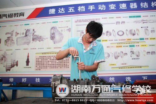 在湖南萬通，學子們可以通過實踐，掌握真正的汽修本領