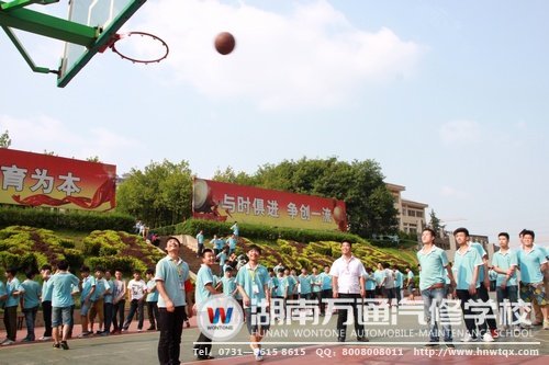每個(gè)項(xiàng)目前都排著長龍般的隊(duì)伍，定點(diǎn)籃球亦是如此