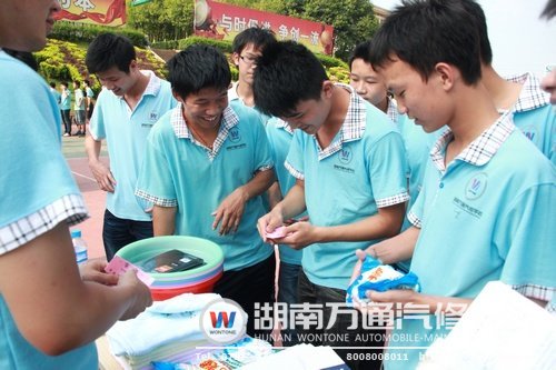 兌獎(jiǎng)處，獲得獎(jiǎng)品的同學(xué)很開心