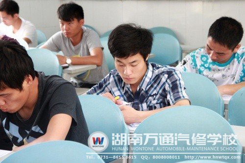 學子們認真考試