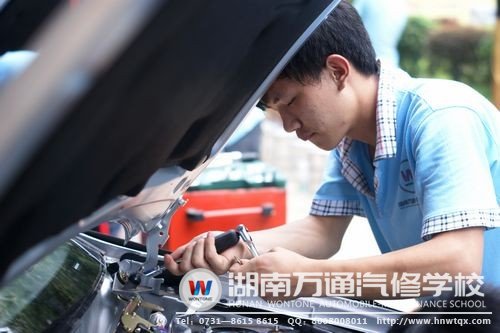 實訓中的同學十分認真