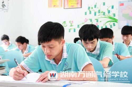 學(xué)子們認真答題