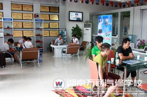 雖是中午，咨詢報(bào)名中卻依舊迎來了眾多學(xué)生家長