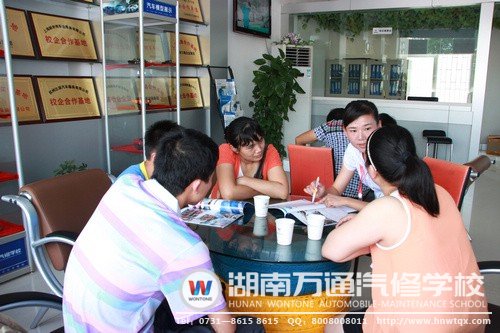 學子與家長慕名前往湖南萬通咨詢報名