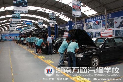 湖南萬通學子在汽車維修中心實訓
