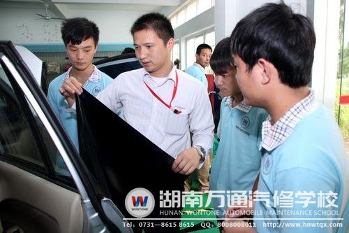 汽車美容裝潢專業郝老師指導學生實踐