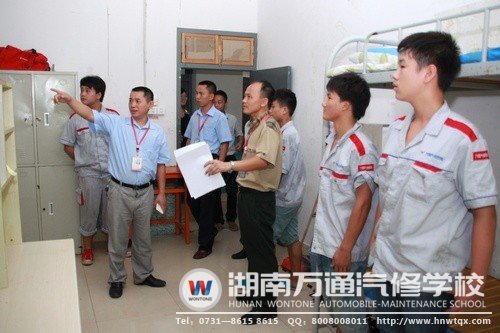 開班典禮前，潘助理檢查學生宿舍