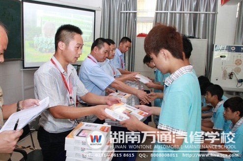 潘助理為同學們頒發平板電腦