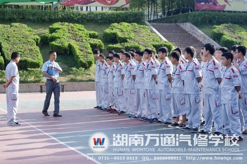 新生們在班主任的引導下，開始了他們的“清晨之旅”