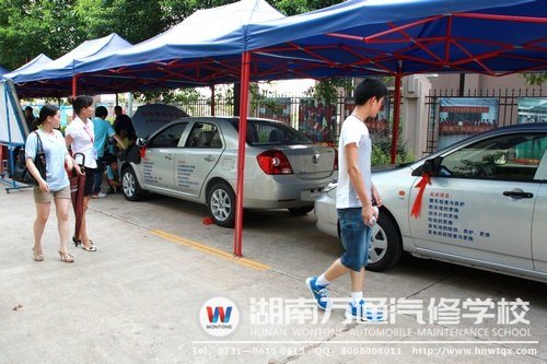 學(xué)生和家長參觀校企陽光實訓(xùn)地帶
